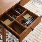 Bureau avec prises intégrées