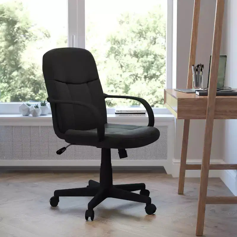 Chaise de bureau pivotante de direction à dossier mi-haut en vinyle noir avec accoudoirs
