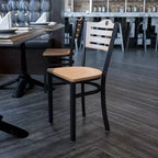 Chaise de restaurant en métal noir à dossier en lattes