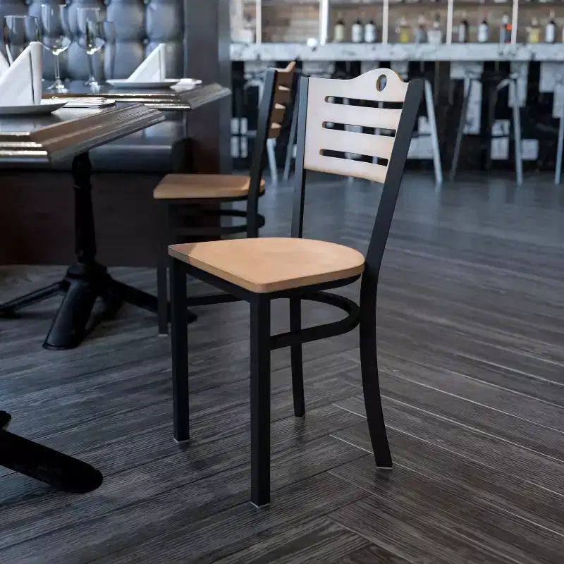Chaise de restaurant en métal noir à dossier en lattes
