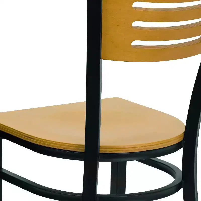 Chaise de restaurant en métal noir à dossier en lattes
