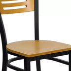 Chaise de restaurant en métal noir à dossier en lattes
