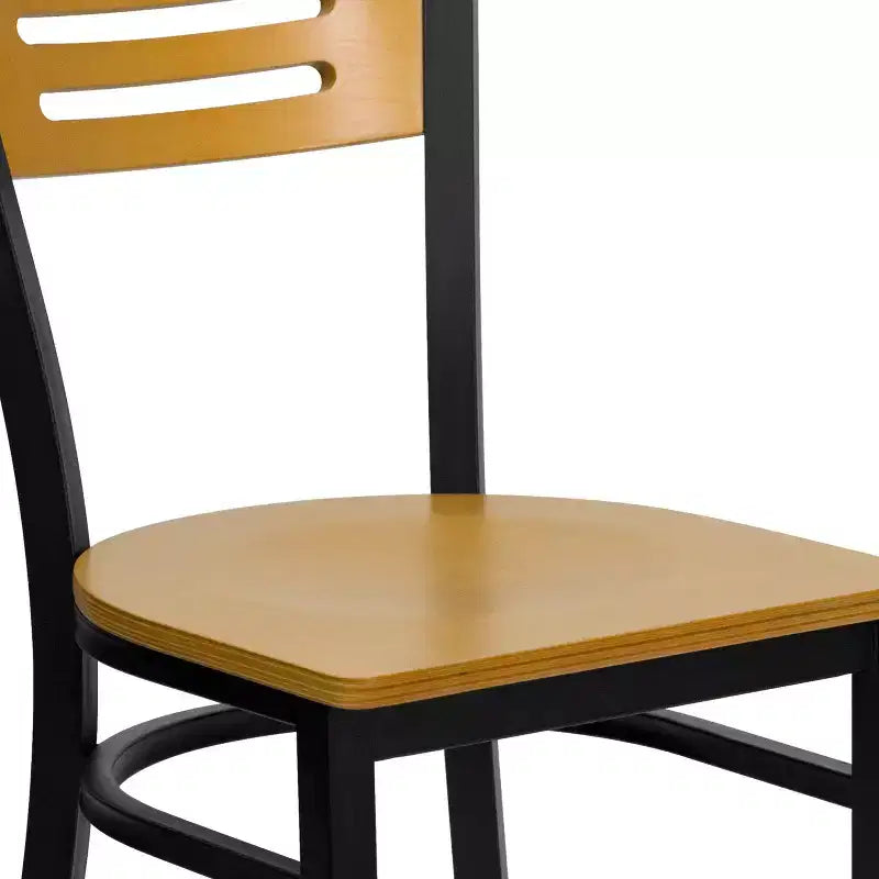 Chaise de restaurant en métal noir à dossier en lattes
