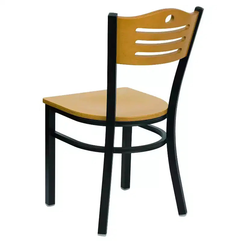 Chaise de restaurant en métal noir à dossier en lattes