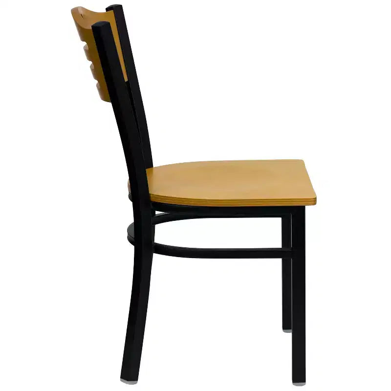 Chaise de restaurant en métal noir à dossier en lattes